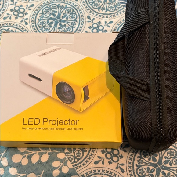 LED Projector with hard shell case - Picture 4 of 4